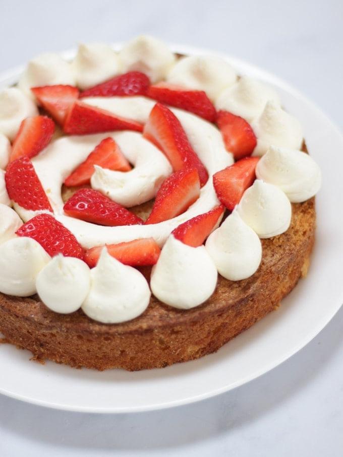 La Ricetta Definitiva della Torta al Pimms 5 Strato di pan di spagna con crema al burro e fragole per torta a strati al Pimms.