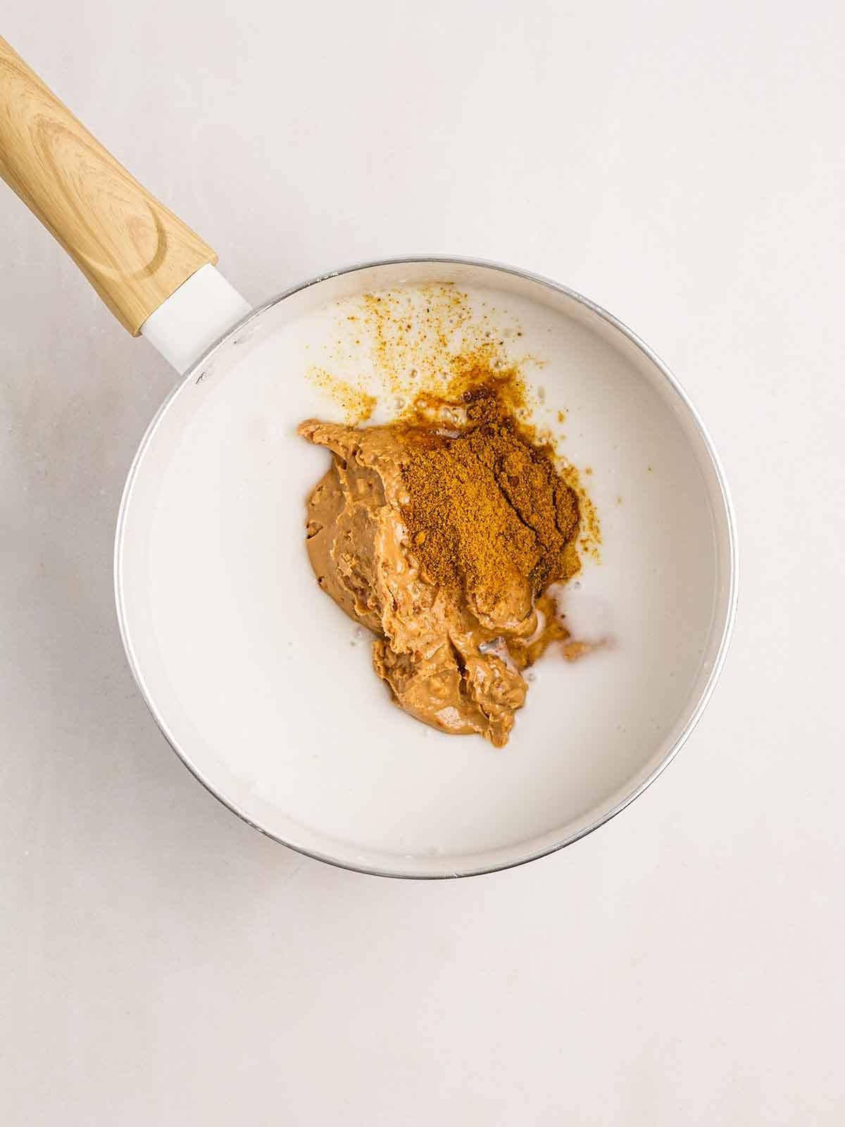 Salsa Satay (Ricetta Facile!) 5 Una pentola piena di latte di cocco, burro di arachidi e curry in polvere per preparare la Salsa Satay fatta in casa.