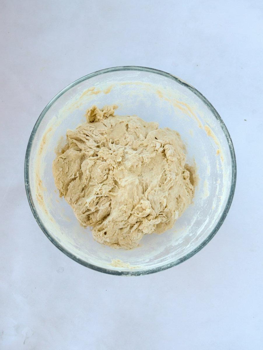Pane Senza Impasto {La Ricetta Notturna Più Semplice di Sempre} 5 Impasto di pane senza impasto appena mescolato in una ciotola per il passaggio 1 del processo della ricetta.