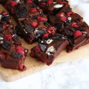 Brownies all'Oreo ai Lamponi 5 Brownies gommosi e fondenti, con un doppio strato di Oreo e lamponi. Perché la frutta fresca annulla il cioccolato, giusto?! Una deliziosa torta di compleanno, impilata su un piatto o un dessert, servita con gelato alla vaniglia. https://www.taknu.com