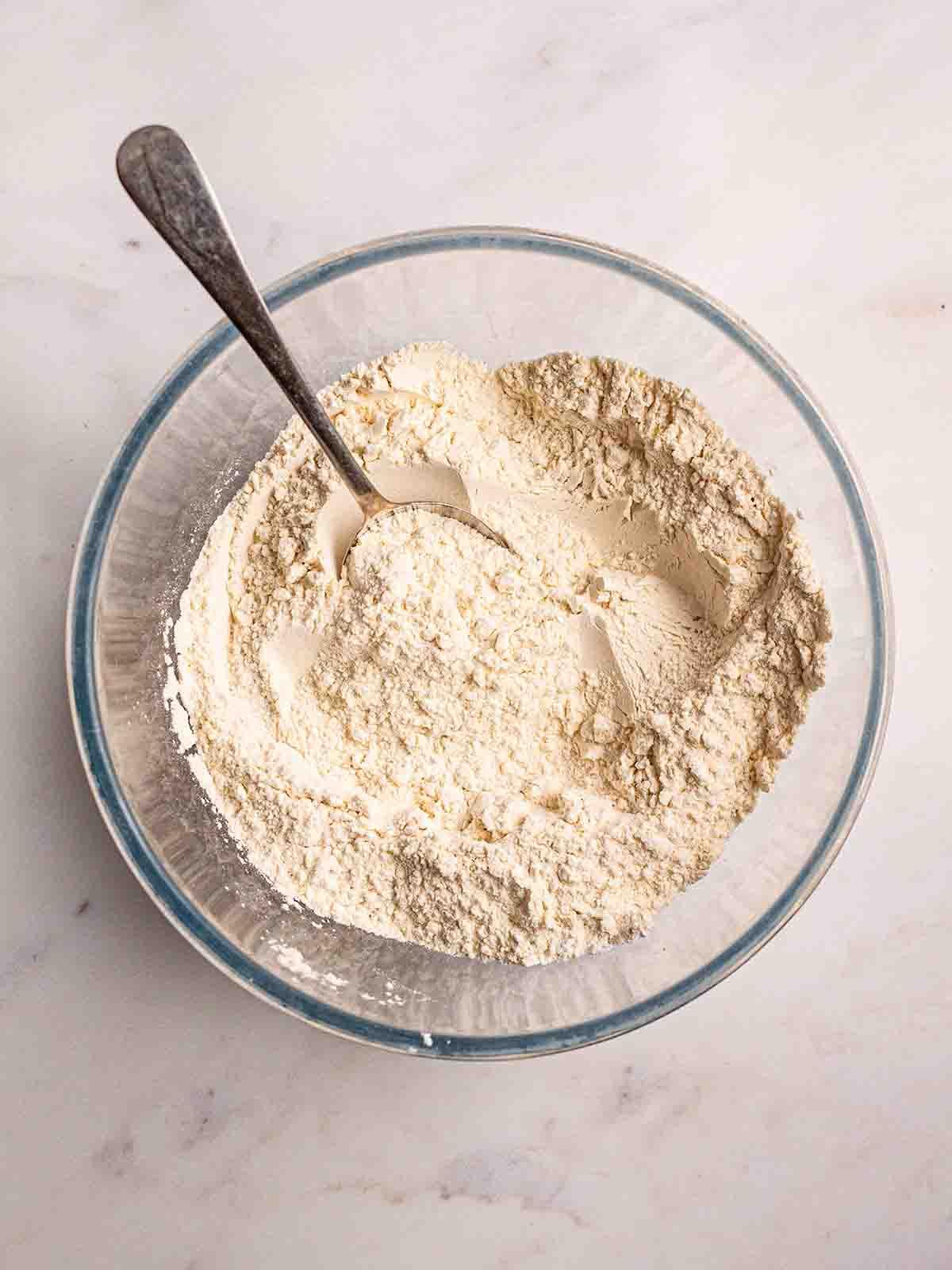 Pancakes Americani {Ricetta Facile!} 5 Una ciotola piena di farina, zucchero, lievito in polvere e sale per il passaggio 1 nel processo della ricetta dei Pancakes Americani.
