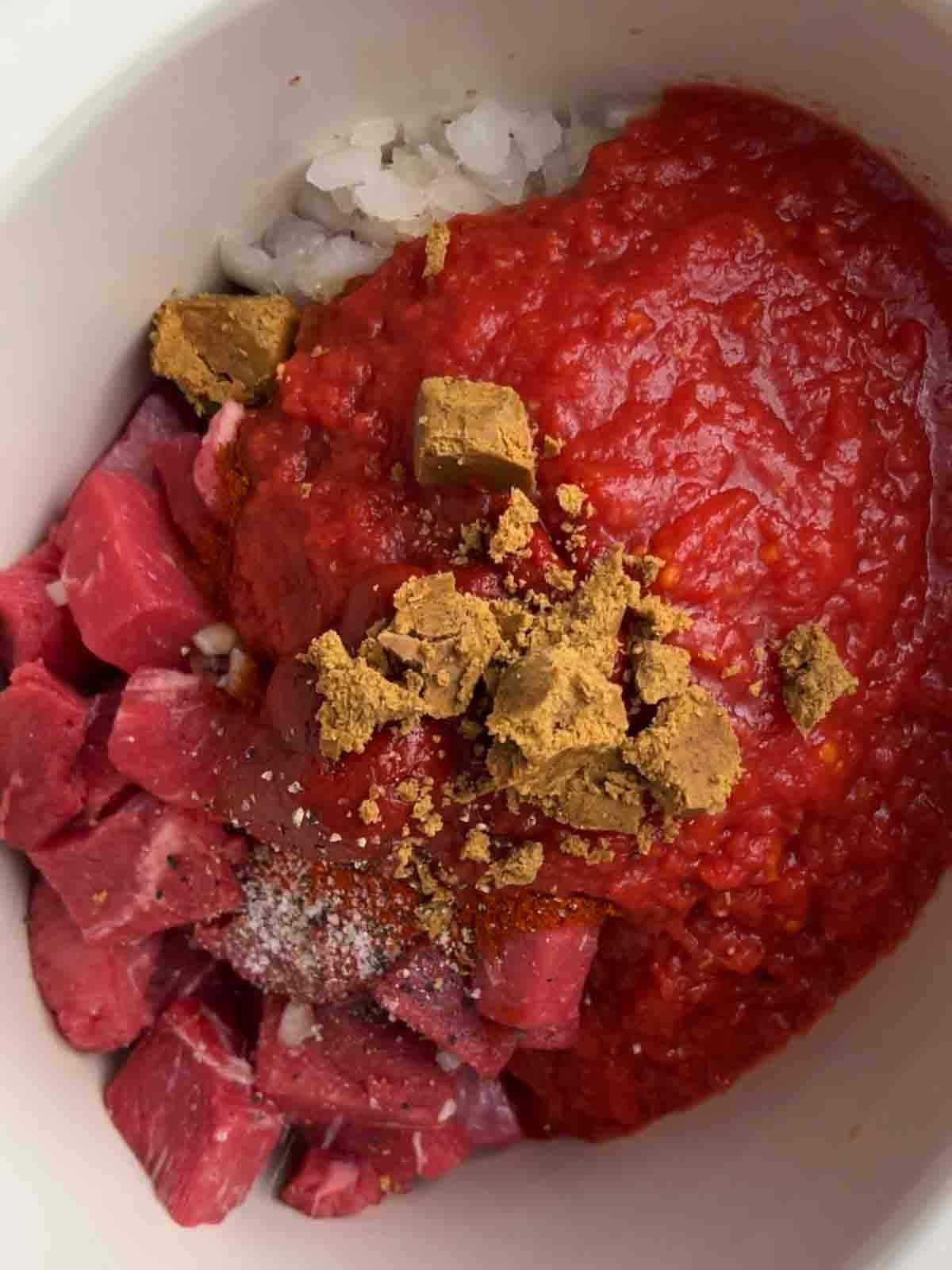 Gulasch di Manzo 5 Ingredienti crudi per goulash di manzo in slow cooker, pronti per la cottura. Passaggio 1.