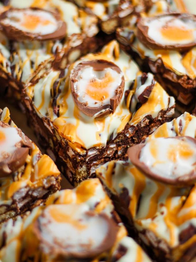 Ricetta Rocky Road al Creme Egg 5 Quadratini di Rocky Road con Creme Egg ricoperti con Creme Egg tagliati a metà.