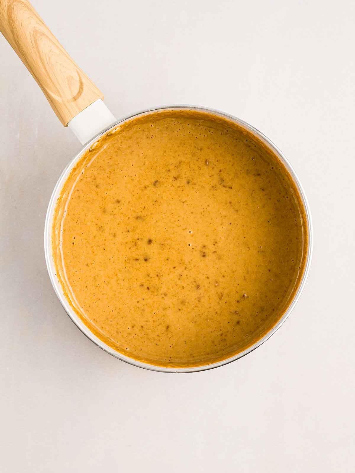 Salsa Satay (Ricetta Facile!) 6 Una pentola piena di Salsa Satay fatta in casa.