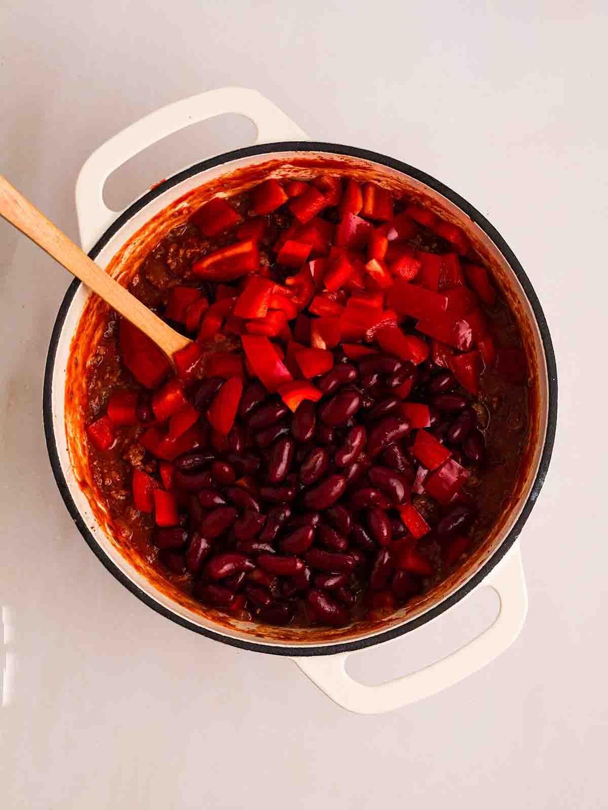 Enchiladas di Manzo 6 Una padella piena di carne macinata di manzo, peperoni rossi e fagioli rossi per il passo 2 della ricetta delle Enchiladas di Manzo.