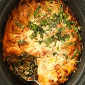 Piano Pasti 27 {PENTOLA A COTTURA LENTA} 6 Lasagne slow cooker ripiene di spinaci e ricotta, condite con formaggio.