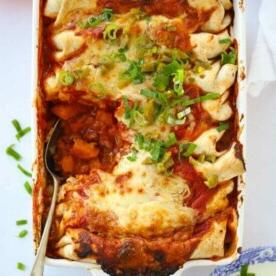 Piano Pasti Settimanale 2 6 Enchiladas vegetariane in un piatto pronte per essere servite.