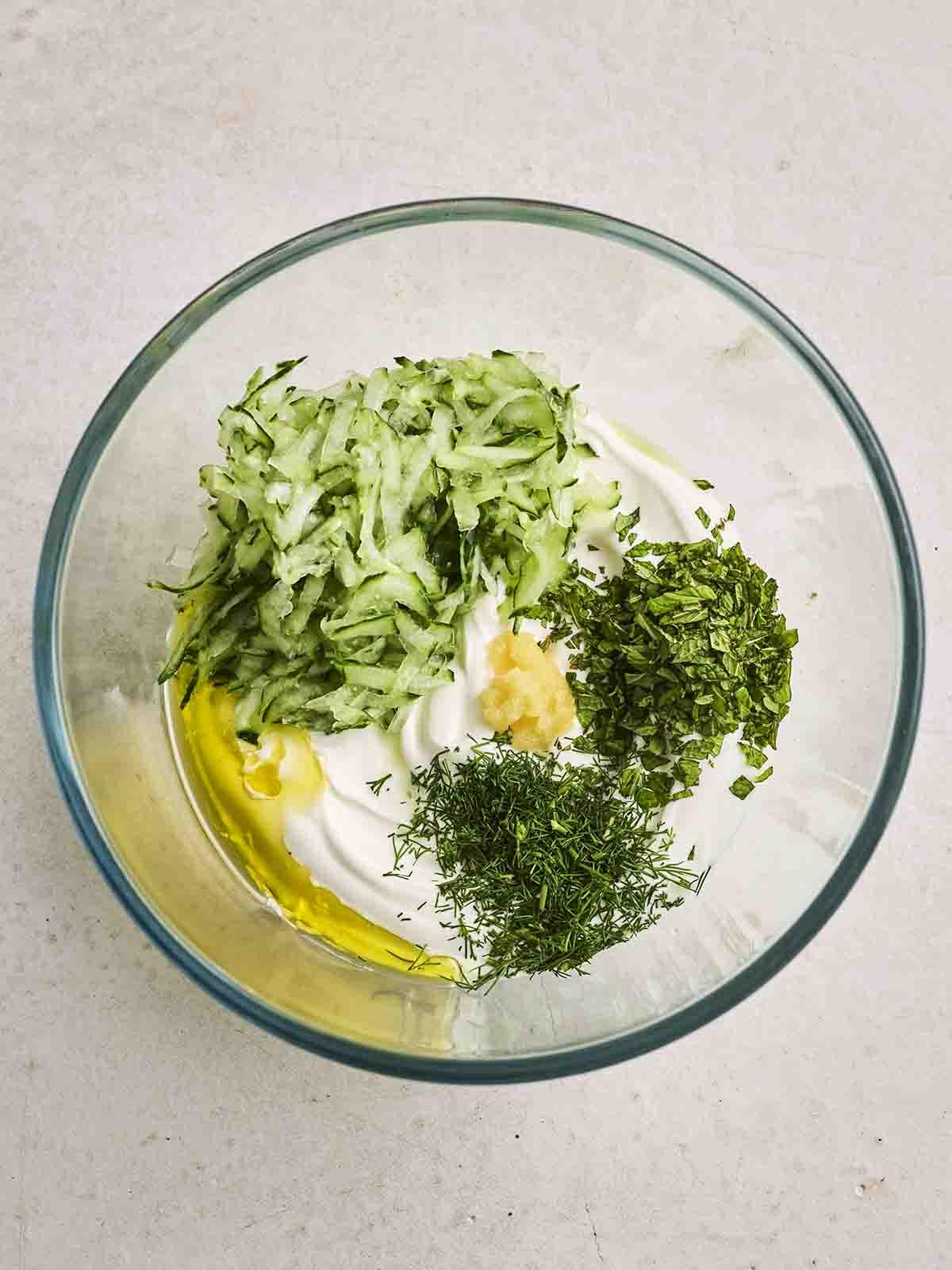 Tzatziki {Ricetta Facile!} 6 Gli ingredienti per imparare a fare il Tzatziki in una ciotola di vetro, prima di essere mescolati.