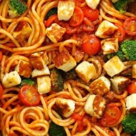 Pasti da 15 minuti {Settimana 2} 6 Halloumi e spaghetti mescolati insieme per un delizioso piatto da 15 minuti.