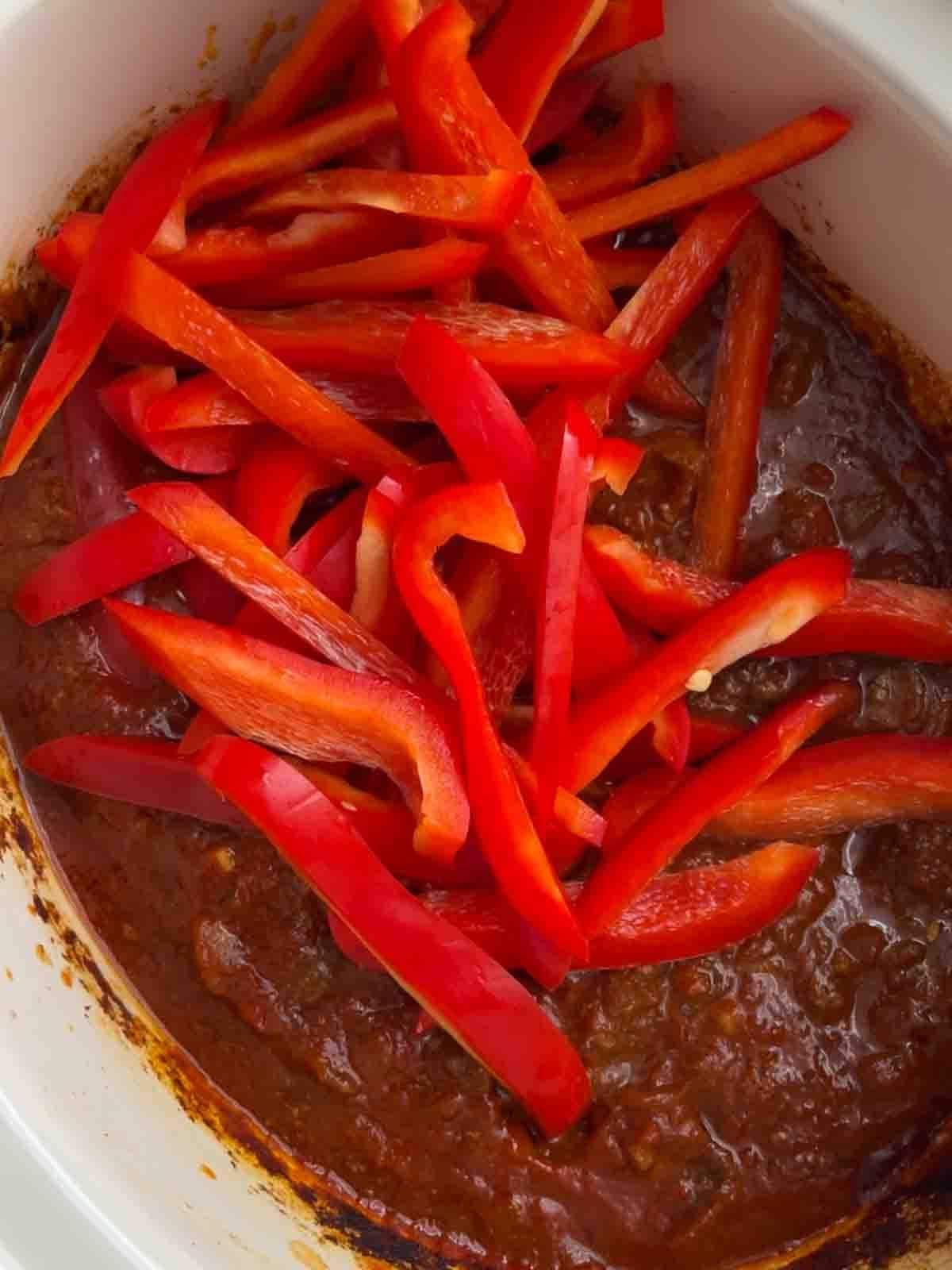 Gulasch di Manzo 6 Peperoni rossi che vanno in un goulash di manzo in slow cooker per il passaggio 2 della ricetta.