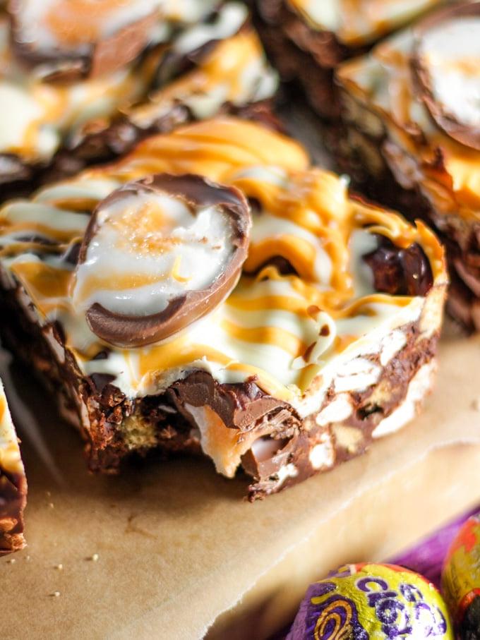 Ricetta Rocky Road al Creme Egg 6 Un quadrato di Rocky Road con Creme Egg a cui è stato dato un morso.