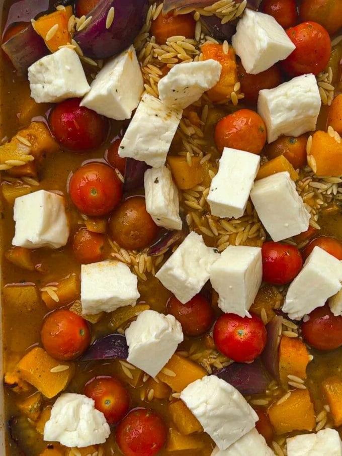Risoni al Forno con Halloumi e Zucca Butternut 6 Fase 2 della ricetta Orzo al Forno con Zucca Butternut e Halloumi.