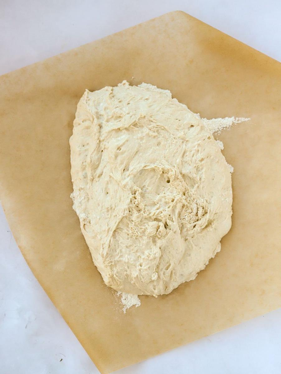 Pane Senza Impasto {La Ricetta Notturna Più Semplice di Sempre} 7 Un pezzo di impasto su carta da forno per il passaggio 3 del processo della ricetta.
