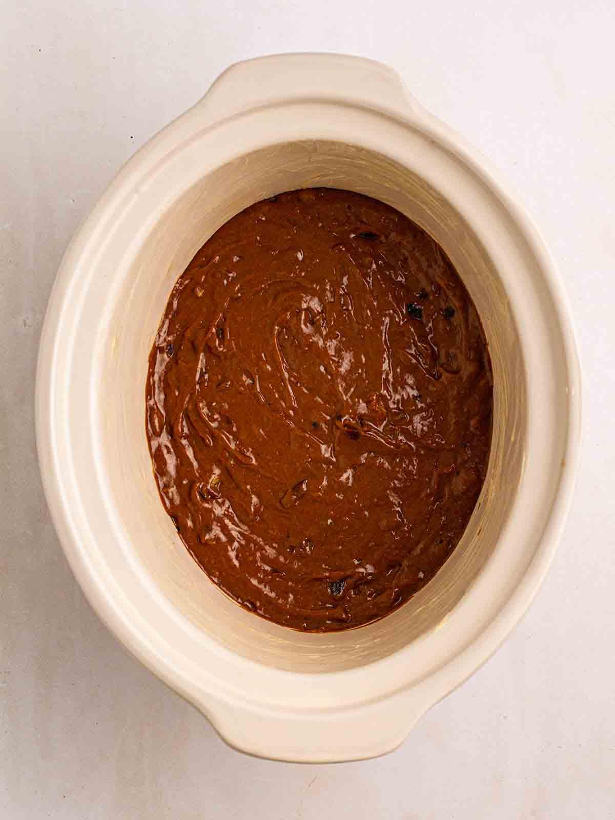 Pudding al Caramello Appiccicoso in Slow Cooker 7 Un slow cooker riempito con l'impasto pronto per fare il Budino al Toffee Appiccicoso.