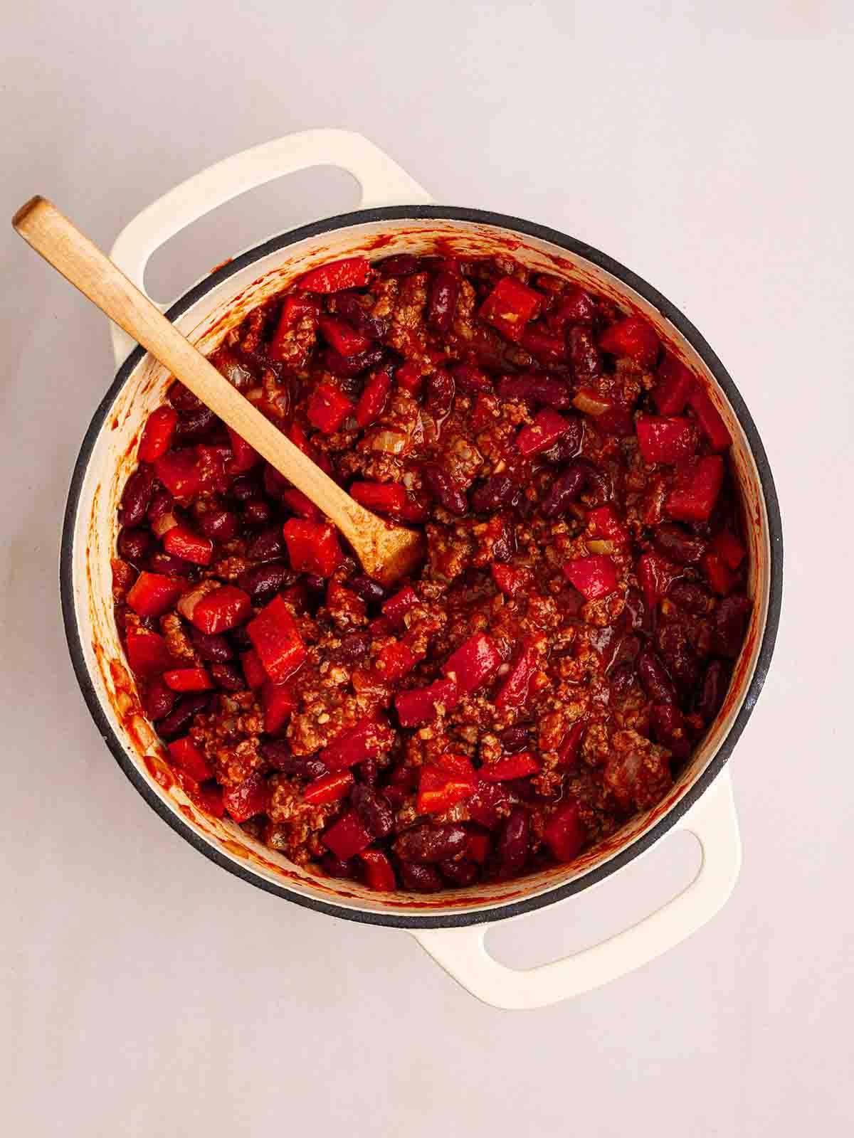 Enchiladas di Manzo 7 Una padella piena di salsa chili per il passo 3 della ricetta delle Enchiladas di Manzo.