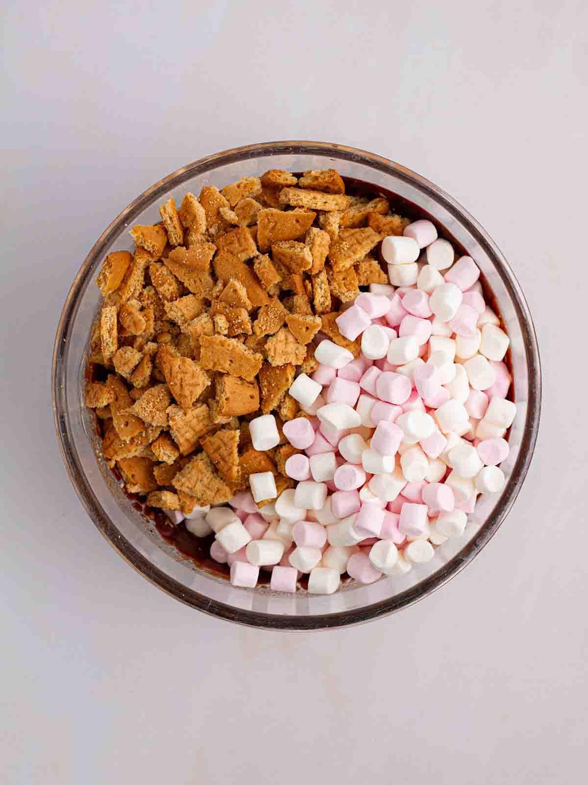 Rocky Road {La Migliore Ricetta di Sempre!} 7 Una ciotola piena di cioccolato fuso, marshmallow e biscotti digestivi per una ricetta Rocky Road.