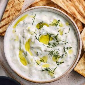 Tzatziki {Ricetta Facile!} 7 Una ciotola di Tzatziki fatto in casa facile con pita intorno ai bordi.