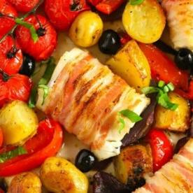 Piano Pasti 13 {Piatti in pentola unica} 7 Una teglia di delizioso pesce bianco di merluzzo avvolto nella pancetta con patate e pomodori.