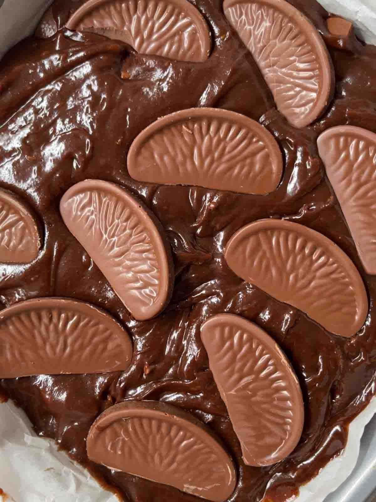 Brownies al Cioccolato e Arancia {Facile e Delizioso!} 8 Un primo piano di un Brownie al Cioccolato e Arancia non cotto per il passaggio 4 della ricetta.