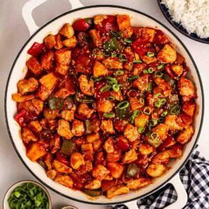 Pollo in Agrodolce {Ricetta Facile!} 8 Una padella di pollo in agrodolce, pronta per essere servita nei piatti.
