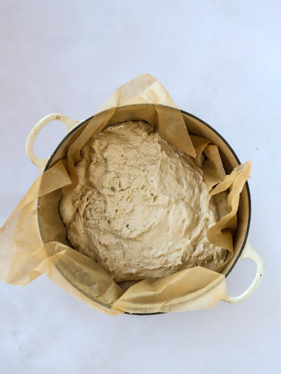 Pane Senza Impasto {La Ricetta Notturna Più Semplice di Sempre} 8 Impasto nella teglia da forno per il passaggio 4 del processo della ricetta.