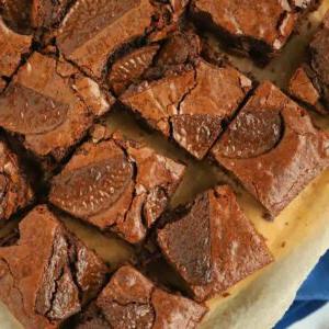 Brownies al Cioccolato e Arancia {Facile e Delizioso!} 9 Un tagliere con quadrati di Brownie al Cioccolato e Arancia, perfettamente tagliati e pronti per essere serviti.