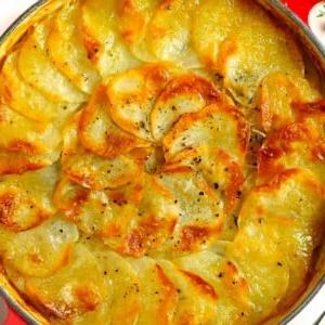 Patate alla Boulangère 9 Patate affettate cucinate con una dorata crosticina per il contorno Patate alla Boulangère, pronte per essere servite.
